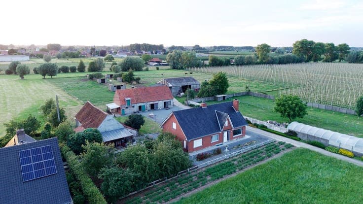 Authentieke hoeve met 26.000 m² grond te Dentergem.