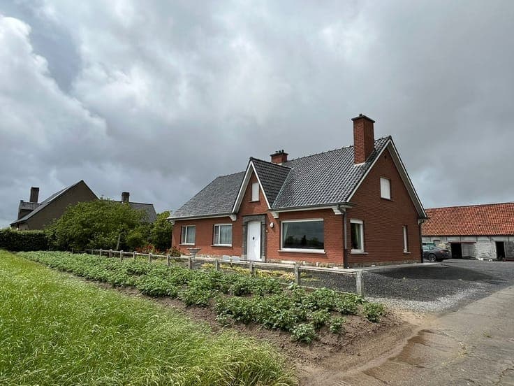 Authentieke hoeve met 26.000 m² grond te Dentergem.