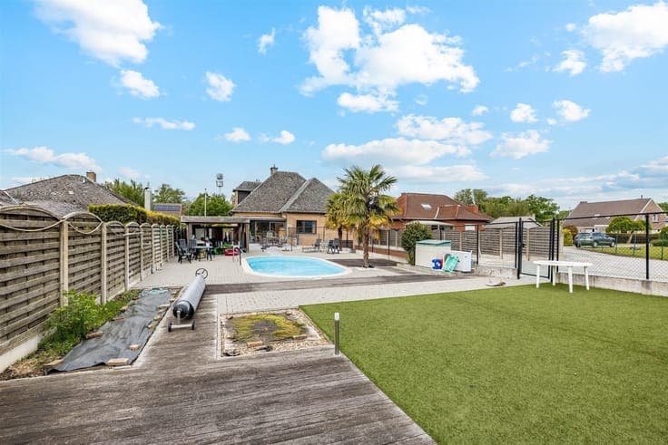 Charmante villa met zwembad op een mooi perceel van 942 m²
