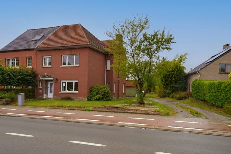 Ruime woning met vier slaapkamers en grote tuin