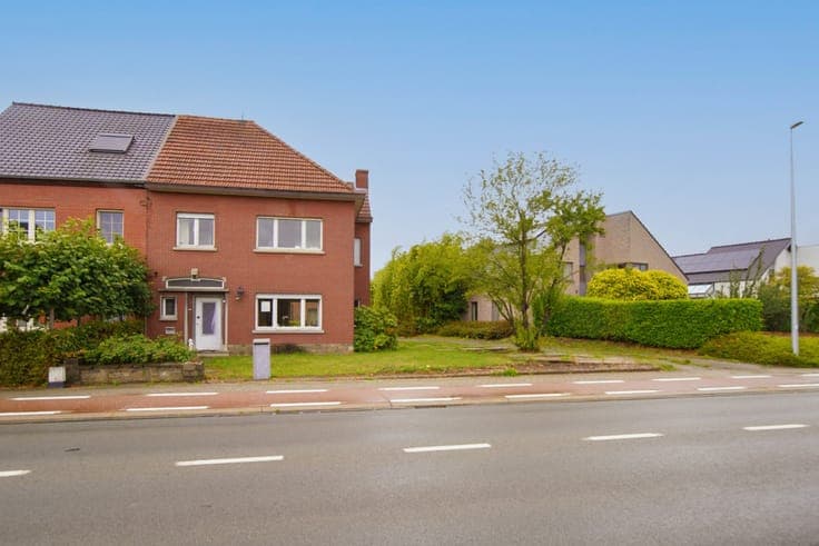 Ruime woning met vier slaapkamers en grote tuin