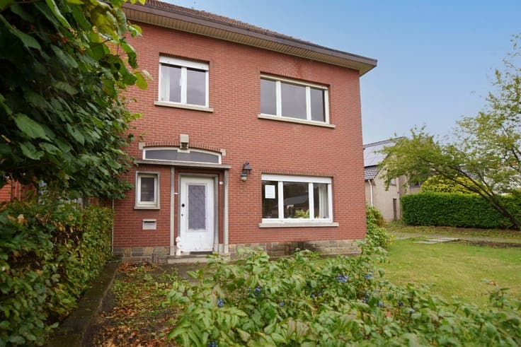 Ruime woning met vier slaapkamers en grote tuin