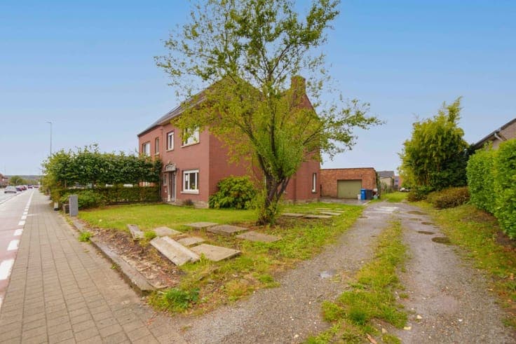 Ruime woning met vier slaapkamers en grote tuin