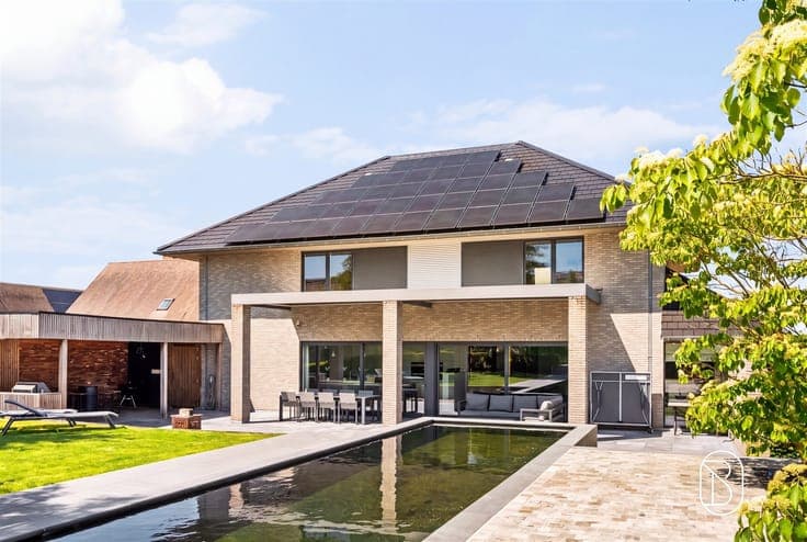 Spacious and energy-efficient villa with swimming pond