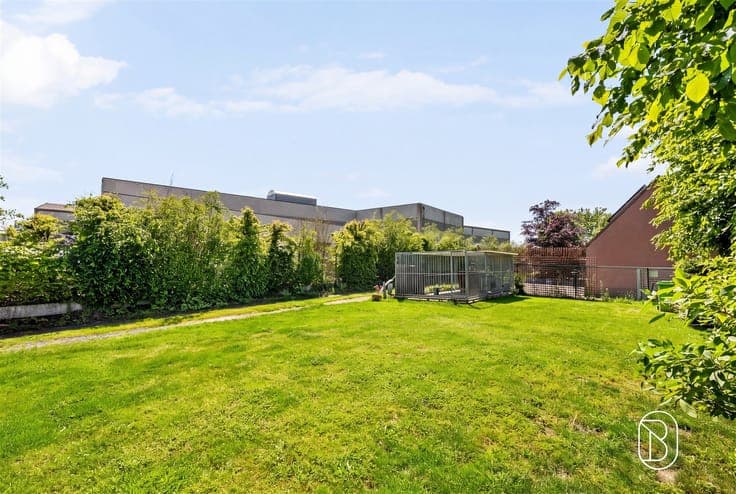 Spacious and energy-efficient villa with swimming pond