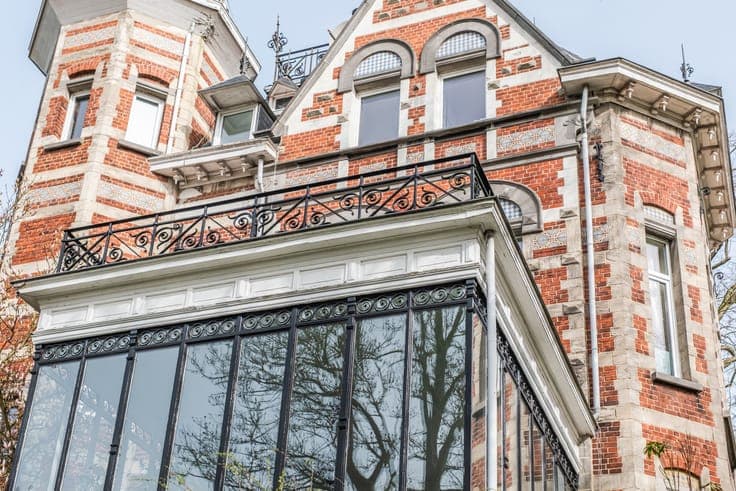 Early 20th-century residence on a 77-are park