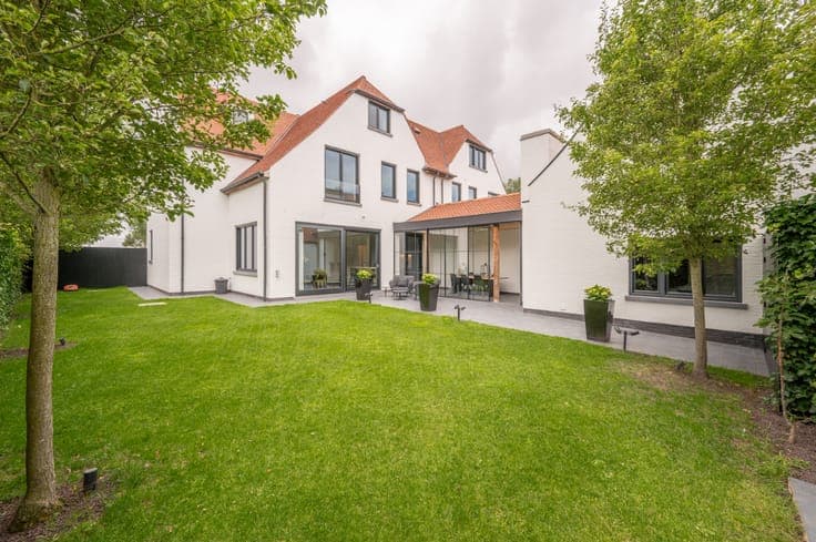 Luxury semi-detached house in the highly sought-after nei...