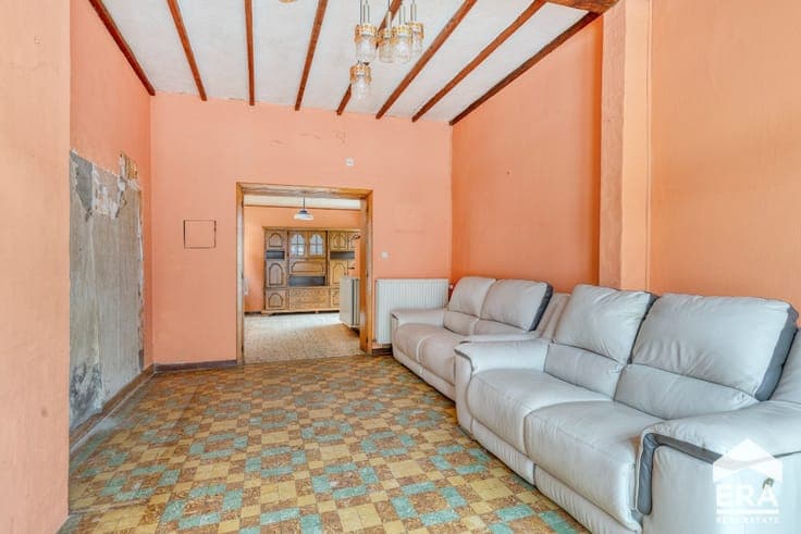 TWO-BEDROOM HOUSE WITH GARDEN TO RENOVATE!