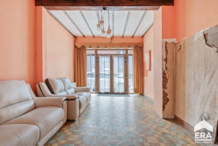 TWO-BEDROOM HOUSE WITH GARDEN TO RENOVATE!