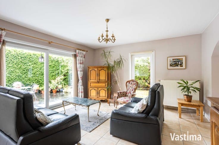 Ruime en instapklare villa met 4 slaapkamers en dubbele g...