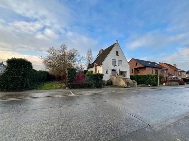 RUIME TE RENOVEREN WONING MET UITZONDERLIJKE TUIN EN VERGUND