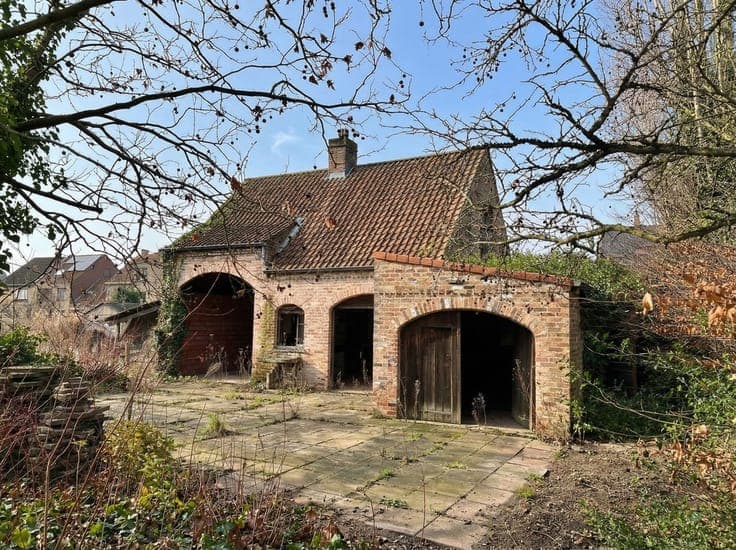 RUIME TE RENOVEREN WONING MET UITZONDERLIJKE TUIN EN VERGUND