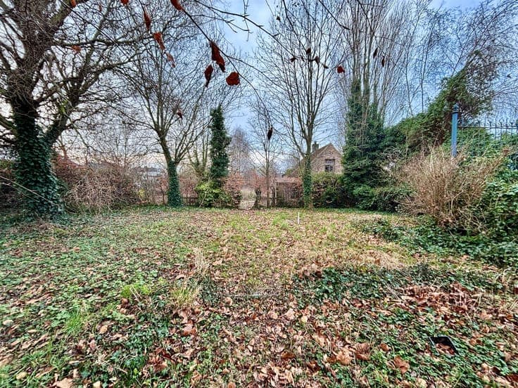 RUIME TE RENOVEREN WONING MET UITZONDERLIJKE TUIN EN VERGUND
