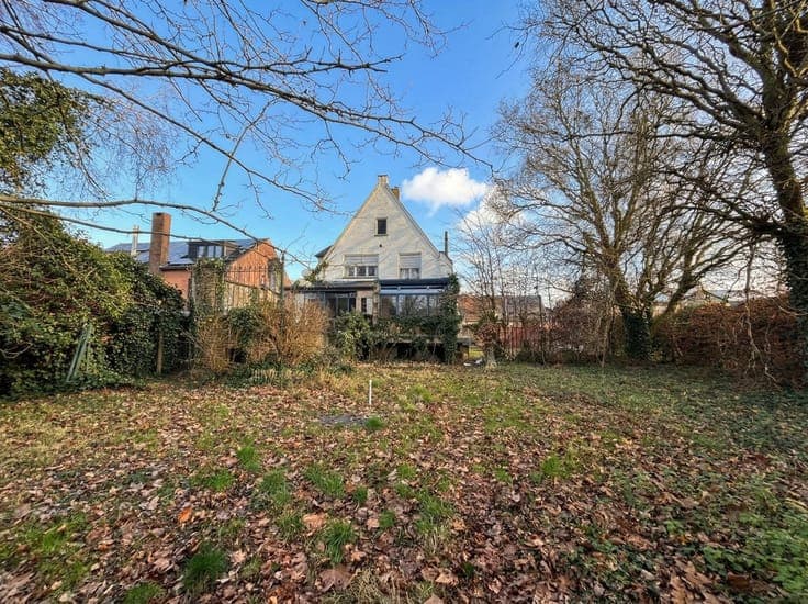RUIME TE RENOVEREN WONING MET UITZONDERLIJKE TUIN EN VERGUND