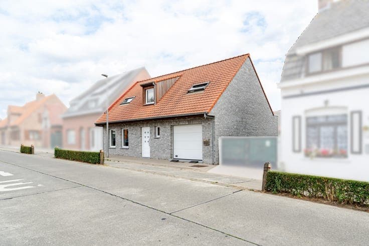 Halfopen woning met 3 slaapkamers en inpandige garage vla...