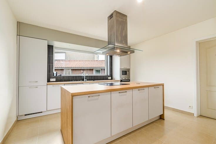 Halfopen woning met 3 slaapkamers en inpandige garage vla...