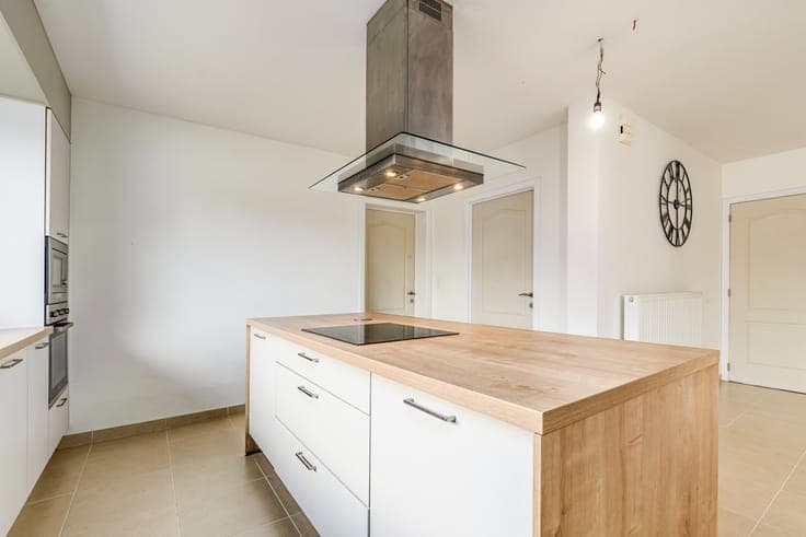 Halfopen woning met 3 slaapkamers en inpandige garage vla...