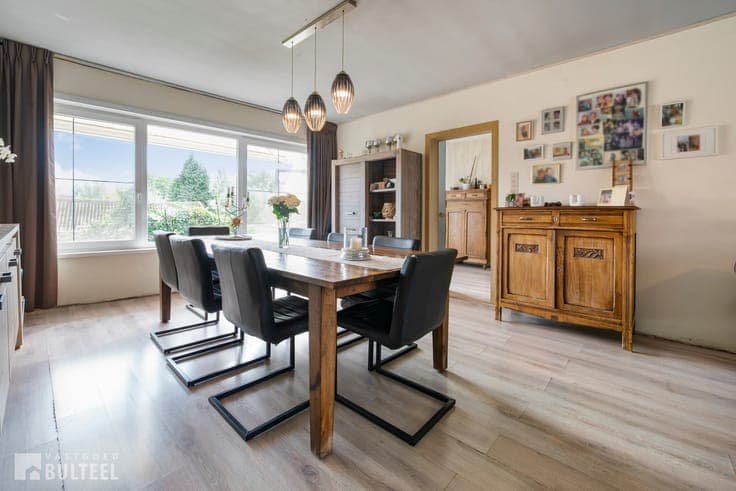 Handelspand met woning in het centrum van Belsele.