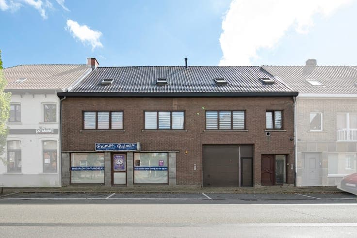 Handelspand met woning in het centrum van Belsele.