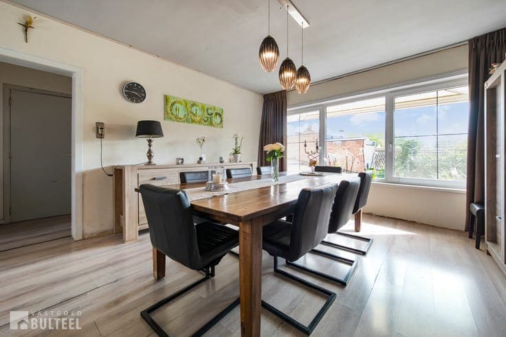 Handelspand met woning in het centrum van Belsele.