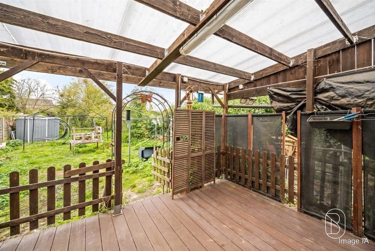 3-sided house: 5 bedrooms and a garden, in an ideal location