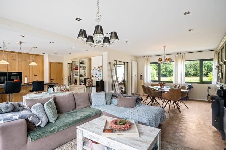 Prachtig gerenoveerde woning met zicht op de velden op ee...