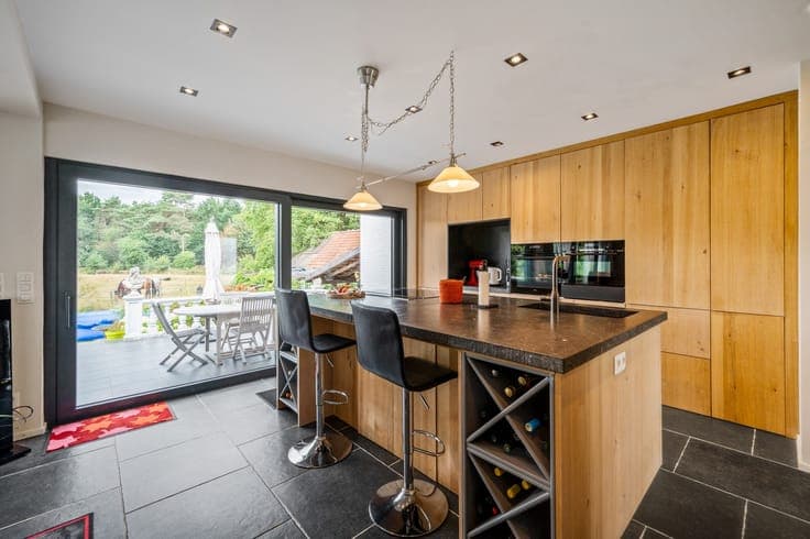 Prachtig gerenoveerde woning met zicht op de velden op ee...