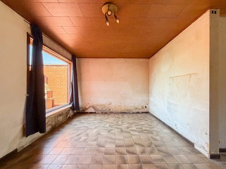 Te koop, te renoveren gezinswoning met inpandige garage e...