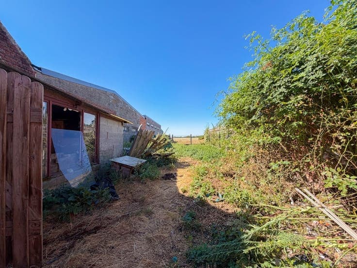 Te koop, te renoveren gezinswoning met inpandige garage e...