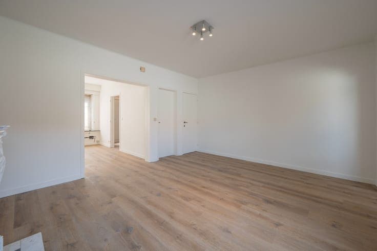 Spacious family home with garage, private parking space, an