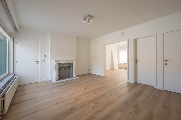 Spacious family home with garage, private parking space, an