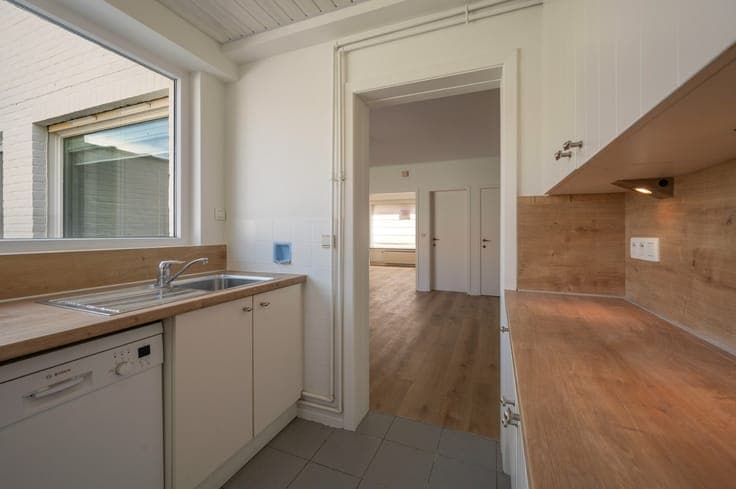 Spacious family home with garage, private parking space, an