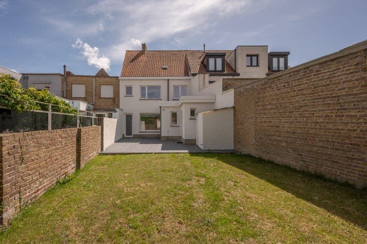 Spacious family home with garage, private parking space, an