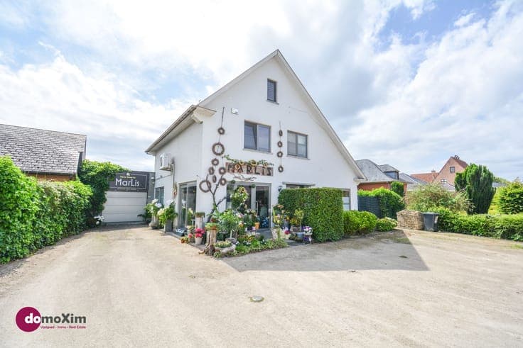 Home with retail space in a prime commercial location in Kam