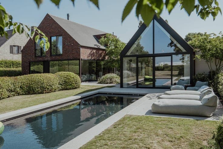 Exclusive villa with pool, pool house on a 1,640 m² plot