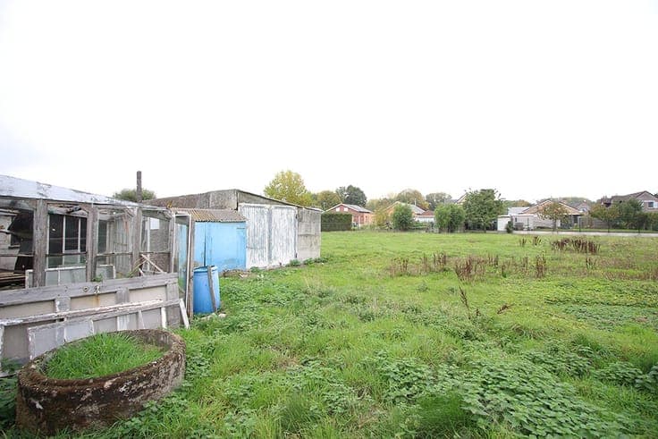 Property to renovate on a large plot of land
