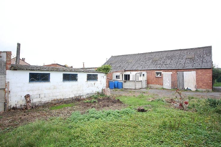 Property to renovate on a large plot of land