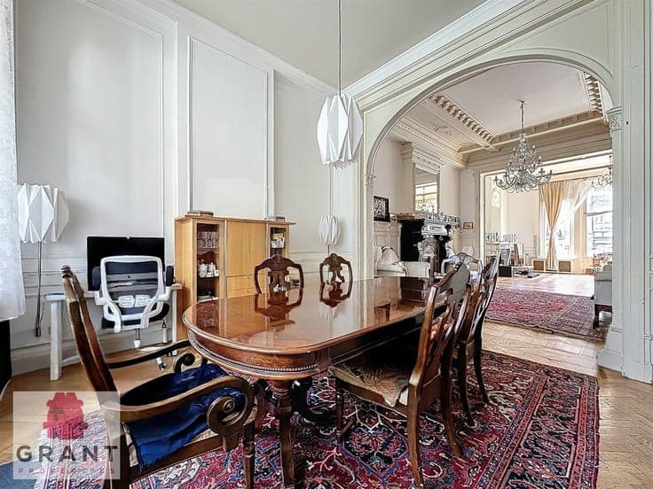 Mansion of +- 550m², many possibilities!
