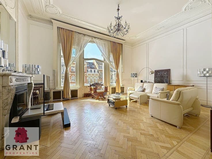 Mansion of +- 550m², many possibilities!