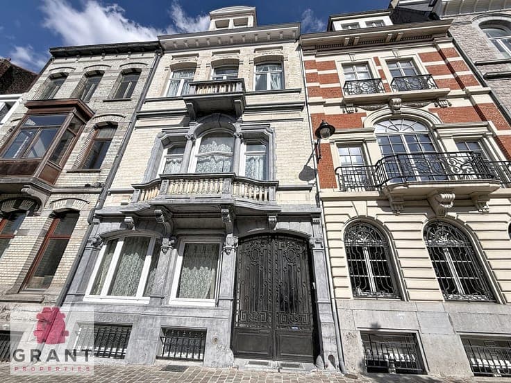 Mansion of +- 550m², many possibilities!