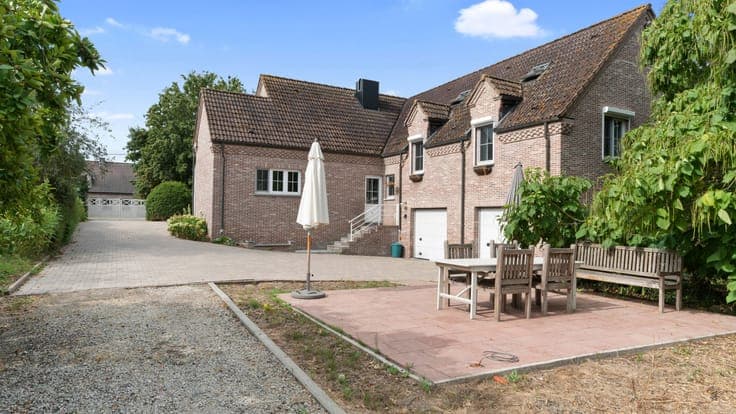 HERK-DE-STAD - Ruime woning op een uitzonderlijk perceel!