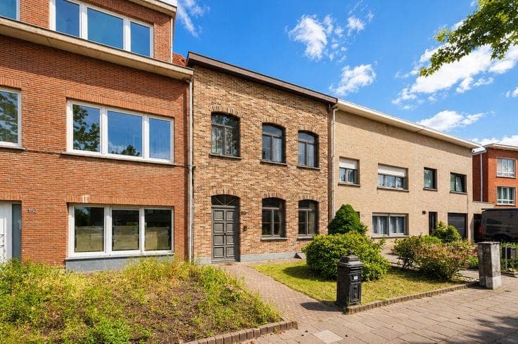 Ruime gezinswoning met 5 SK en zonnige tuin in Wilrijk!