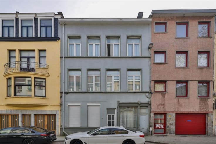 Spacious house with several bedrooms and covered terrace