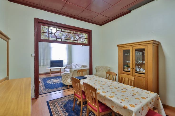 Spacious house with several bedrooms and covered terrace