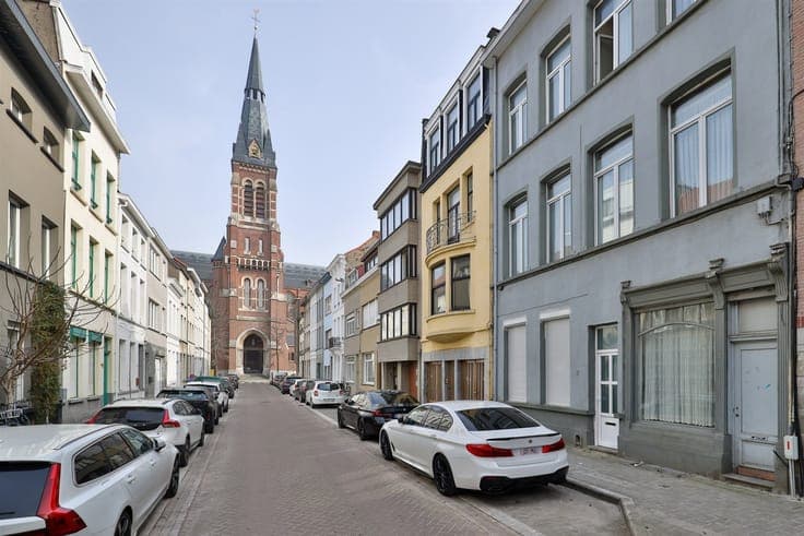 Spacious house with several bedrooms and covered terrace