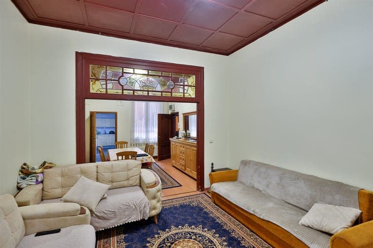 Spacious house with several bedrooms and covered terrace