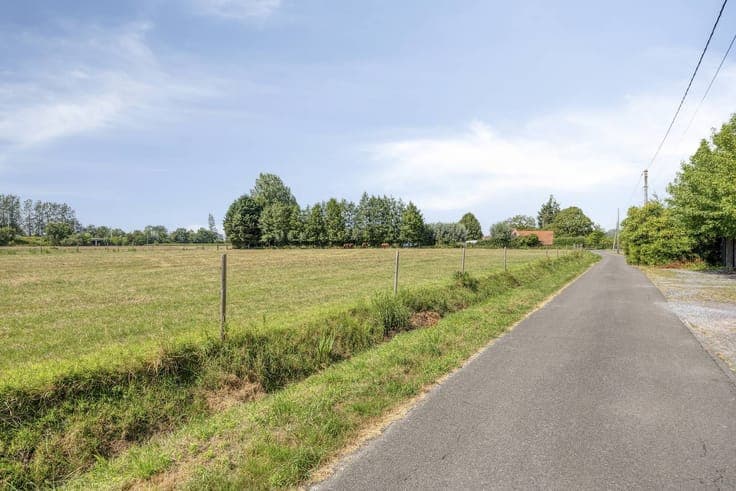 House to renovate on a beautiful plot in Laarne
