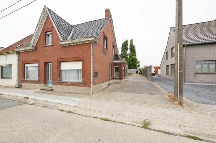 Te slopen LANDELIJK gelegen woning op een perceel van 815...