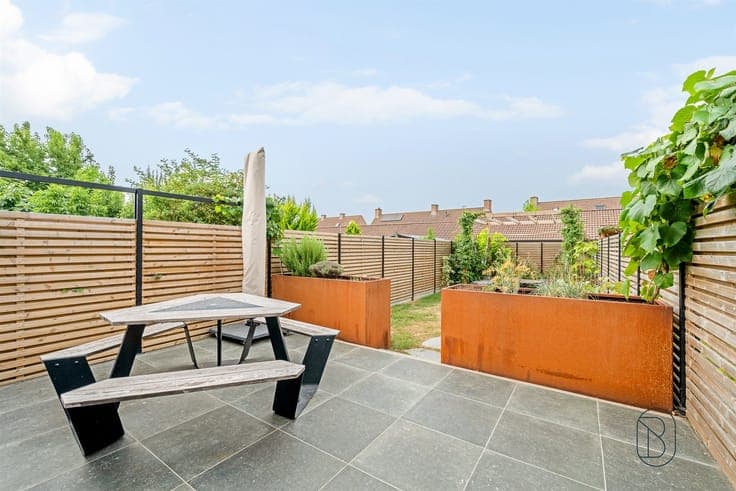 Recently renovated home with 3 bedrooms and a cozy city gard