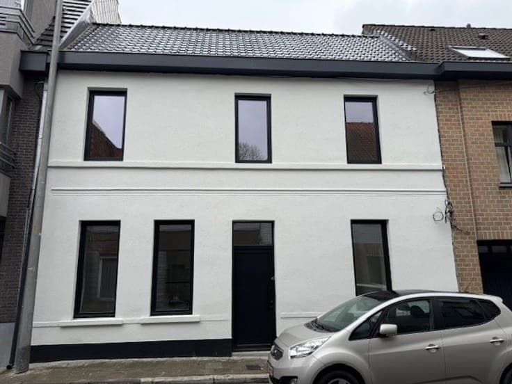 Instapklare gerenoveerde woning met vier slaapkamers.
